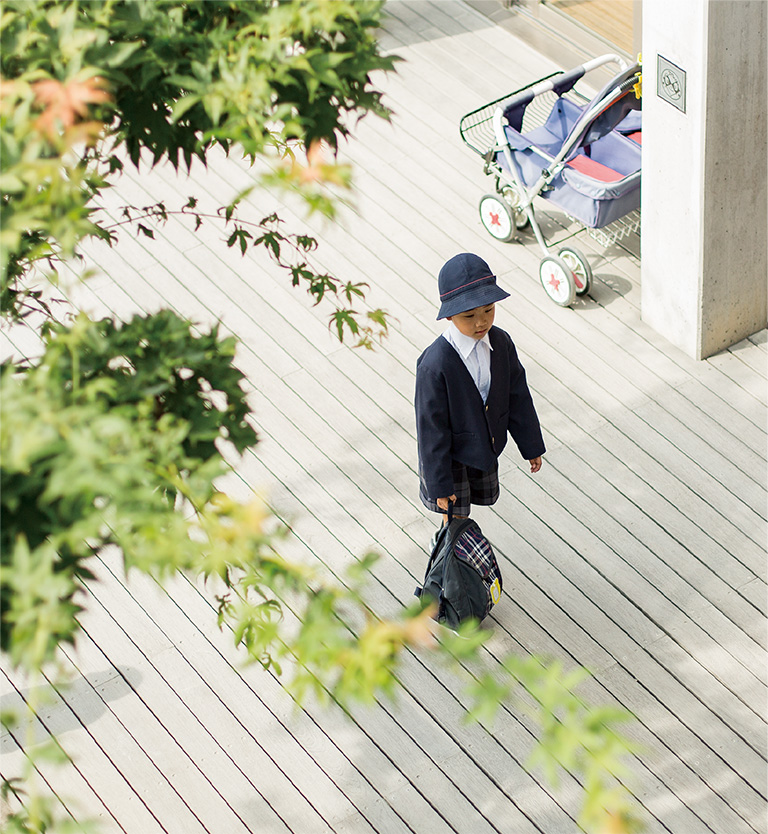 群馬県伊勢崎市にある茂呂こども園。子どもの安全と安心を最優先とし、生きる力の基礎を培うよう、子どもの成長と個性に応じた多様性のある教育及び保育を提供します。